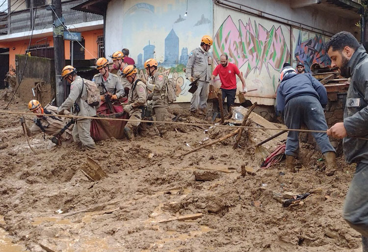 Sobe para 66 o número de mortos após temporal em Petrópolis