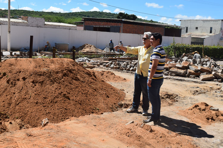 Na companhia do secretário estadual de agricultura, prefeito vistoria obras em Brumado