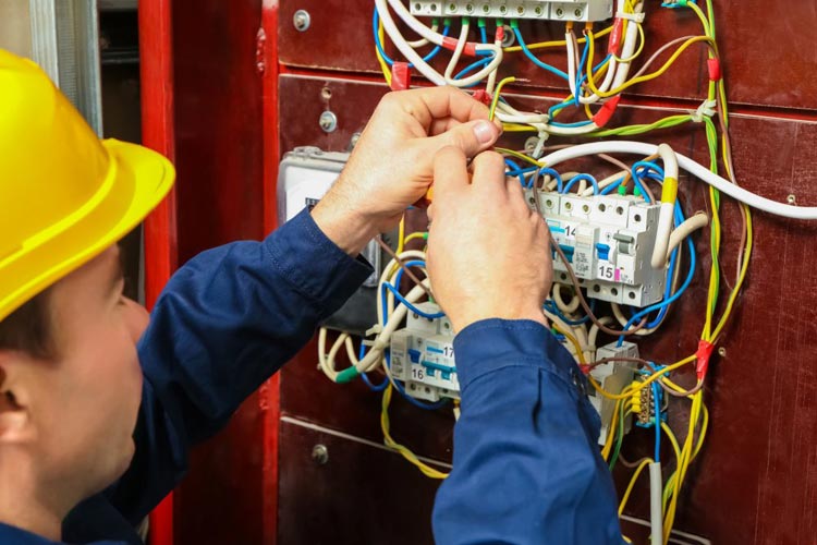 Brumado: Coelba abre inscrições para formação gratuita de eletricistas