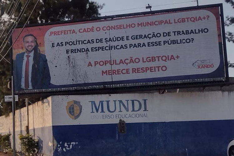 Outdoor que cobra criação de Conselho LGBTQIA+ é vandalizado em Vitória da Conquista