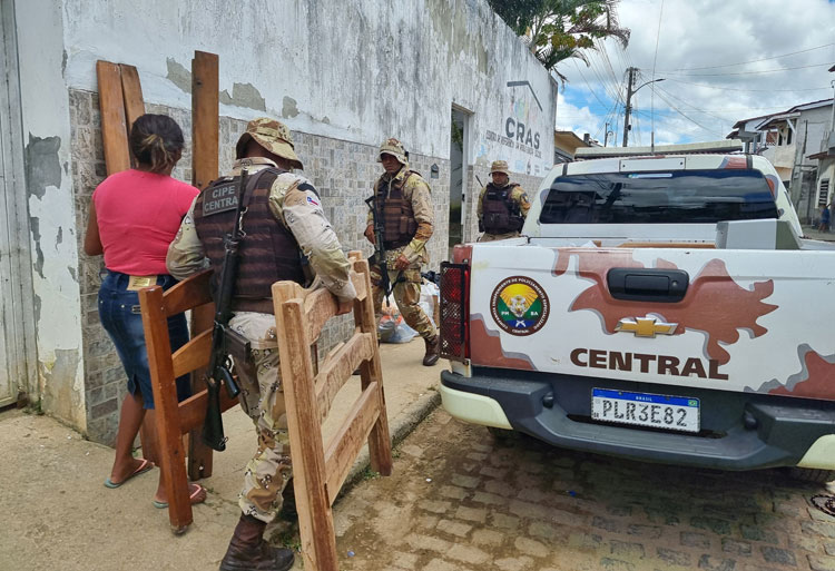 PM leva móveis e eletrodomésticos para famílias de Dário Meira