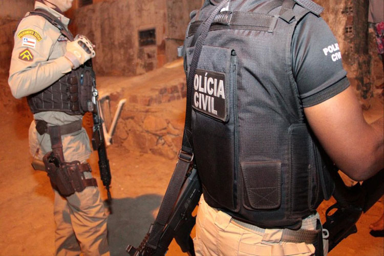 Homem é preso na Bahia suspeito de matar irmão com golpes de faca após vítima xingar a própria mãe