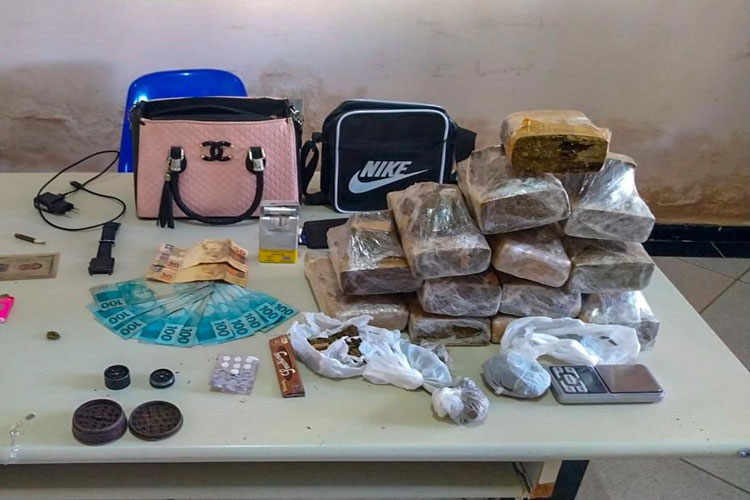 Santa Maria da Vitória: Casal é preso ao transportar droga em veículo com adesivo dos Correios