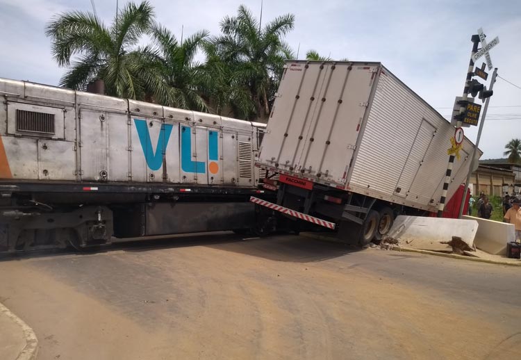 Locomotiva colide com caminhão no centro de Brumado