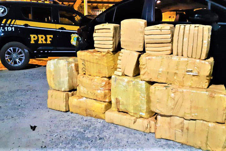 PRF apreende quase 300 Kg de maconha após perseguição na BR-116 em Vitória da Conquista