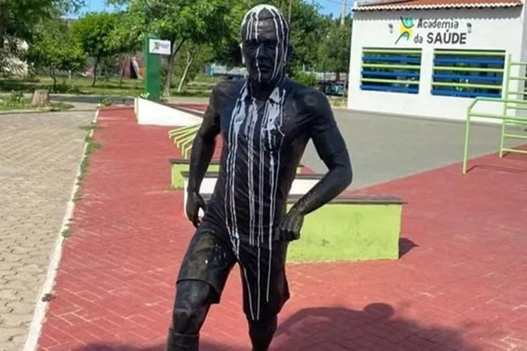 MP-BA encaminha à Justiça pedido de retirada de estátua de Daniel Alves em Juazeiro