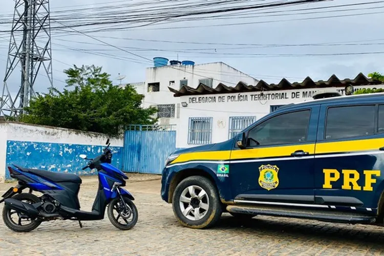 PRF recupera motocicleta furtada em operação na BR-116 em Manoel Vitorino