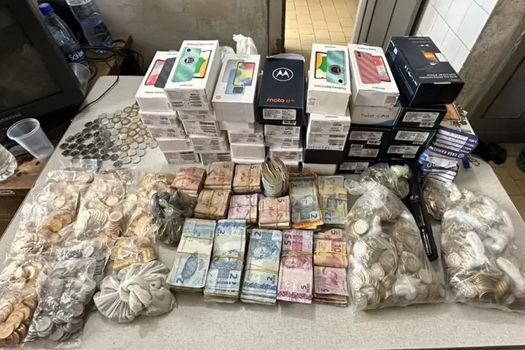 Macaúbas: PM prende autor de furto a casa lotérica, recupera R$ 8 mil e 38 celulares