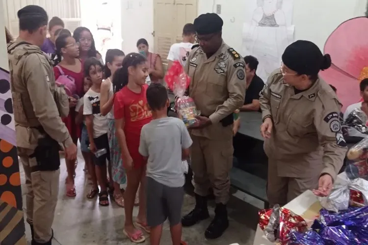 17º BPM realiza entrega de brinquedos durante a campanha Natal do Bem em Guanambi