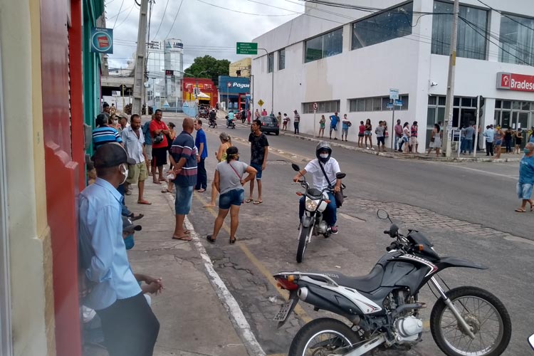 Brumado: Filas sem controle geram aglomerações e queixas da população