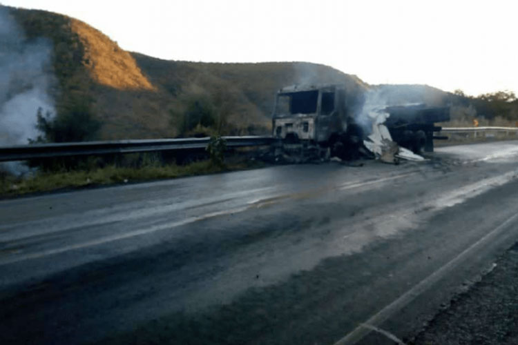 Caminhão carregado com piso pega fogo na BR-030 em Guanambi
