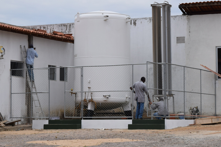 Hospital de Brumado recebe cilindro para canalização de oxigênio para atender UTI