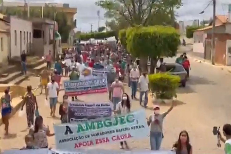 Após protesto, moradores de Licínio de Almeida entram em acordo com mineradora
