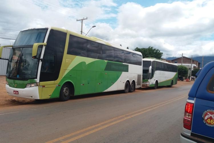 PM apreende dois ônibus com passageiros vindos de São Paulo para Livramento de Nossa Senhora