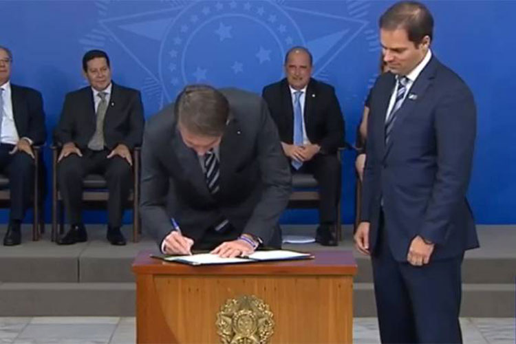 Bolsonaro assina MP para reduzir burocracia em empresas