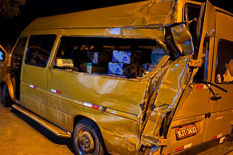 Acidente entre van e caminhão é registrado na BA-030 em Rio do Antônio