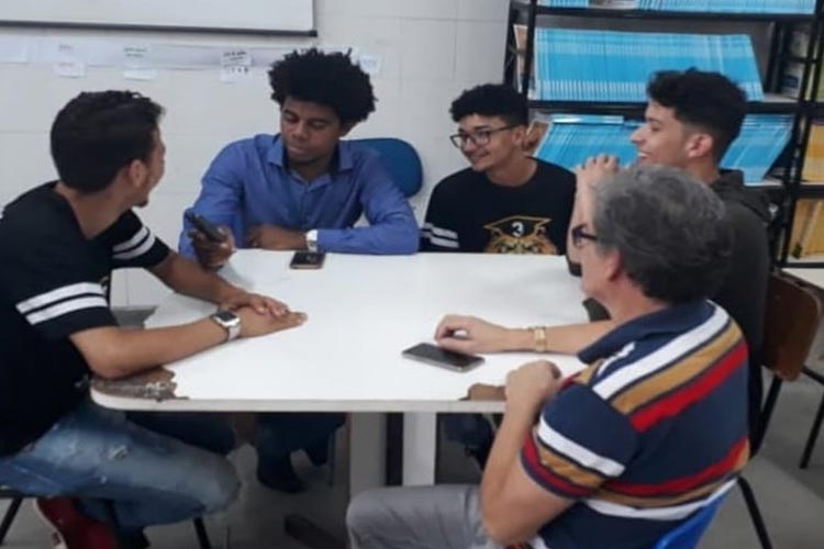 Estudantes criam sapato capaz de gerar energia limpa em Santo Antônio de Jesus