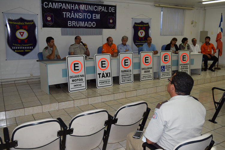 Campanha de trânsito em Brumado chama atenção para o perigo do uso do celular ao volante