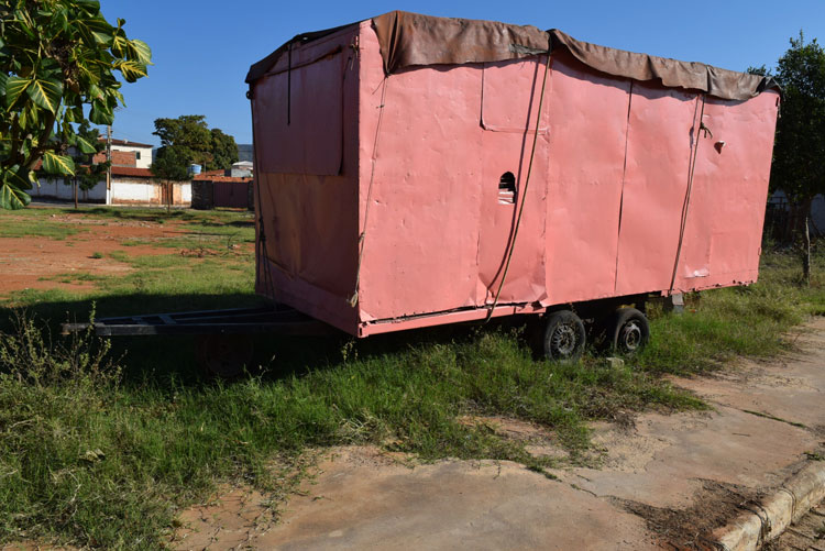 Trailer de circo está há cinco meses abandonado em praça de Brumado