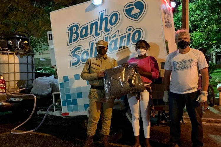 PM promove banho quente para moradores de rua em Vitória da Conquista