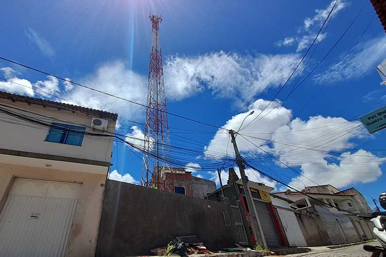 Brumado: Vivo é multada em R$ 10 mil pela prefeitura por funcionamento irregular de torre