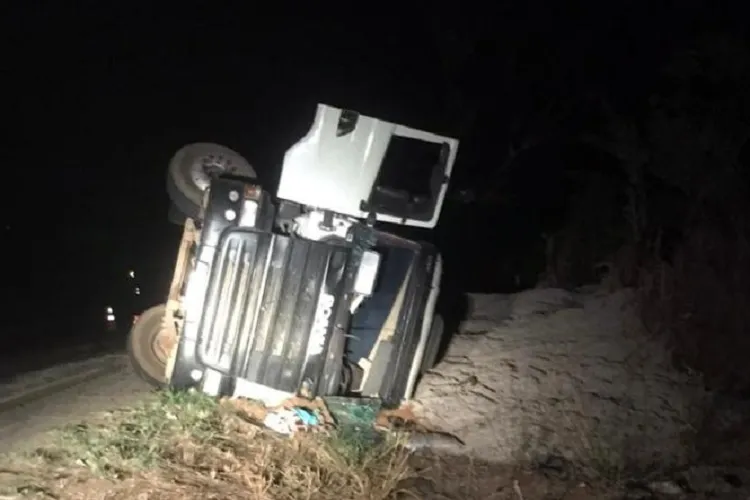 Carreta carregada com semente de algodão capota na BR-030 em Caetité