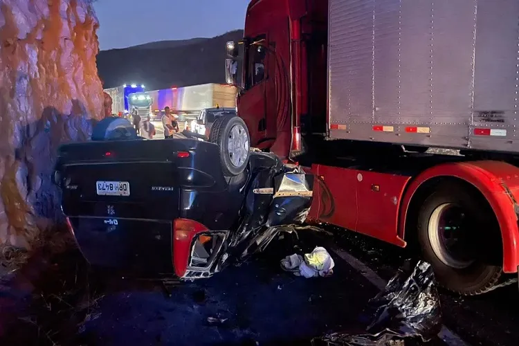 Duas pessoas morrem e uma fica ferida após batida entre carro e carreta em Manoel Vitorino