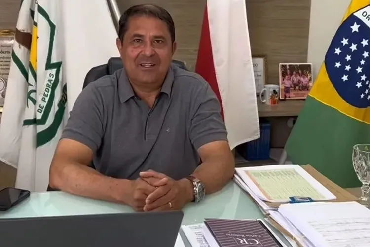 Prefeito que lutou para se alfabetizar se alegra por Malhada de Pedras ser ouro em alfabetização