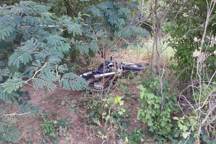 24º BPM localiza motocicleta abandonada em matagal em Malhada de Pedras