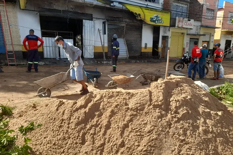 Brumado: SMTT despeja areia para conter óleo nas ruas de acesso ao local de incêndio