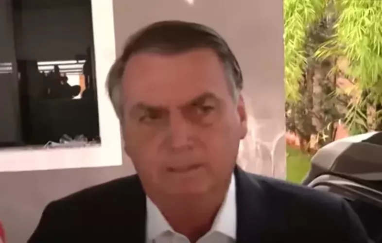 'Nunca me foi pedido cartão de vacina, não existe adulteração', afirma Jair Bolsonaro após ação da PF