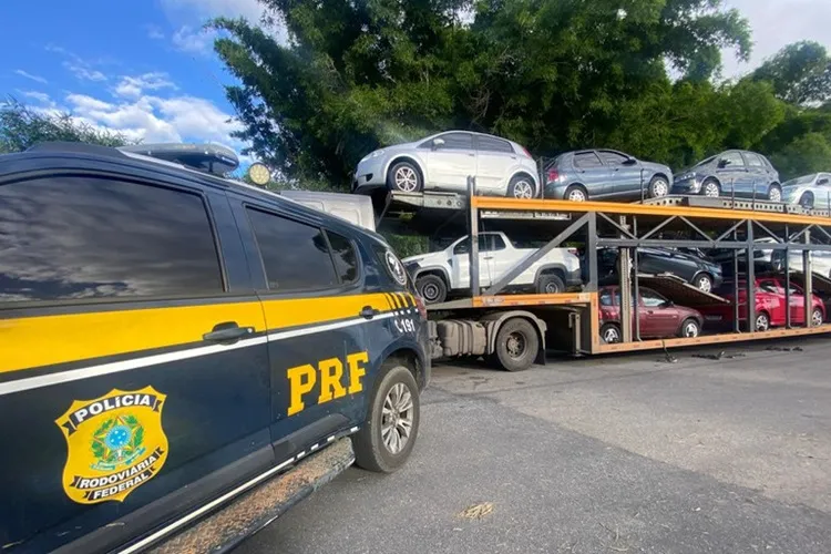 PRF recupera veículo com registro de roubo em Vitória da Conquista