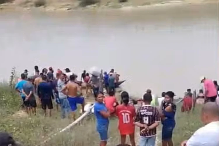 Três jovens morrem afogados após barco submergir no Rio São Francisco