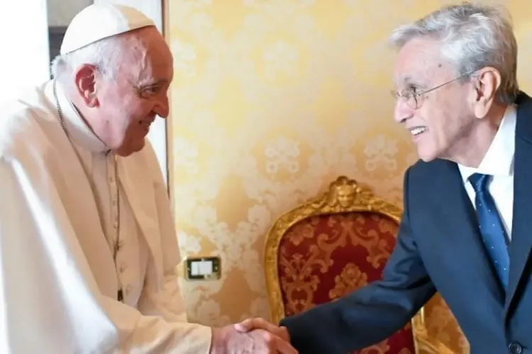 Caetano Veloso recebe benção do Papa Francisco no Vaticano