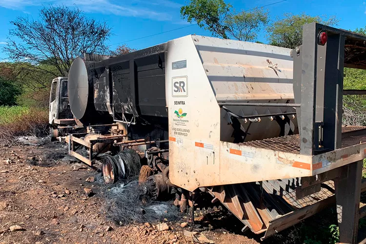 Após pegar fogo, caminhão do Consórcio da Bacia do Paramirim fica abandonado na BA-148