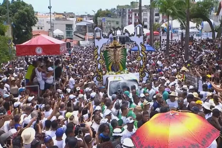 Tradicional Lavagem do Bonfim reúne multidão em Salvador