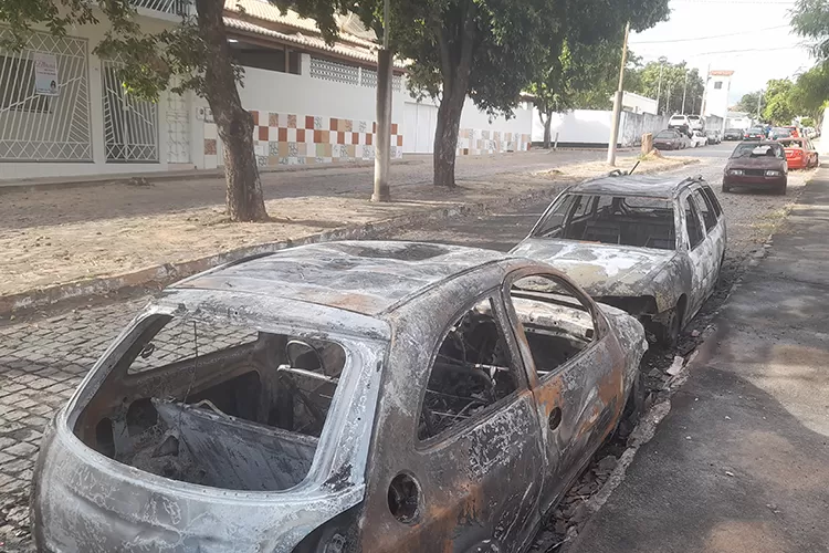 Carros apreendidos são incendiados próximos à delegacia de Brumado; suspeito é detido pela PM