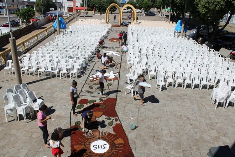 Brumado: Jovens mantém tradição de confeccionar tapete para celebrar o Corpus Christi