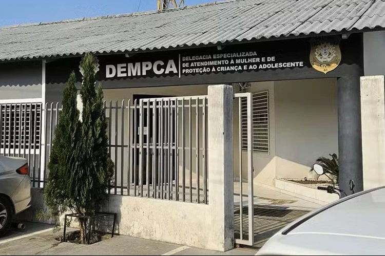 Mãe chama a polícia e entrega filho de 14 anos que arrancou cabeça de cachorro