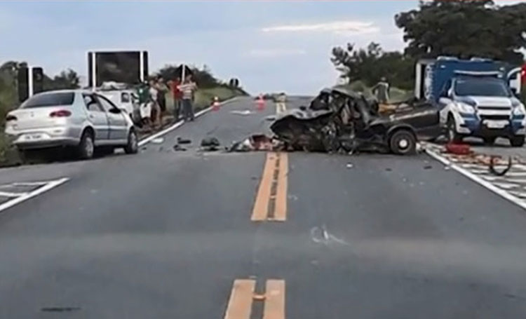 Acidente entre carros e moto deixa 2 morto na BR-030 em Guanambi