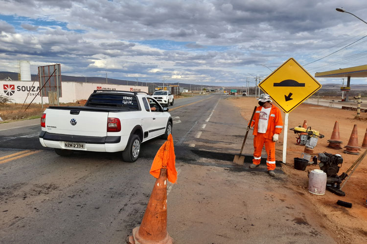 Lombadas são construídas no entroncamento da BA-262 com a BR-030 em Brumado