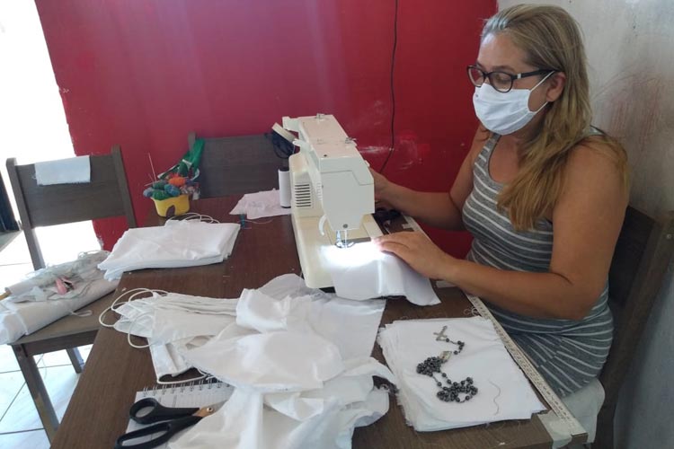 Brumado: Projeto da RHI Magnesita viabiliza renda com fabricação de máscaras em associações comunitárias