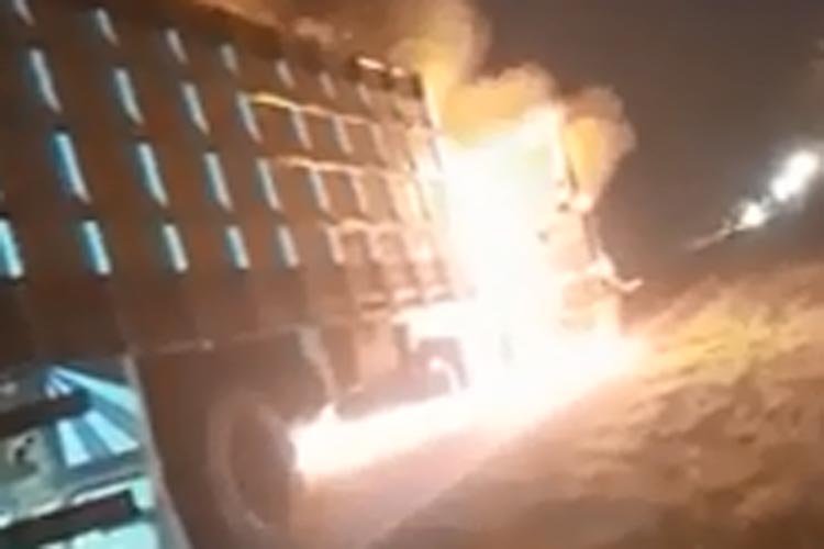 Vídeo mostra caminhão boiadeiro pegando fogo na BA-148 em Brumado