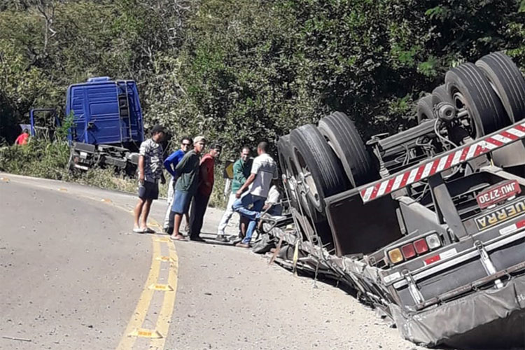 Carreta de Brumado carregada com sacos de cimento tomba na BA-611 em Caetité