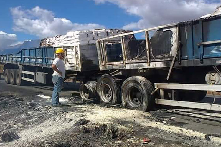 Carreta bitrem com placa de Brumado pega fogo na BR-030 em Guanambi