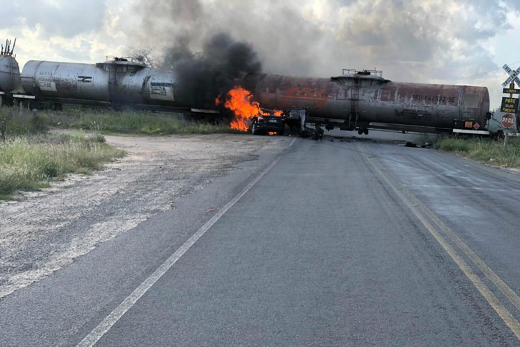 Empresário morre carbonizado após carro bater em trem na BA-493