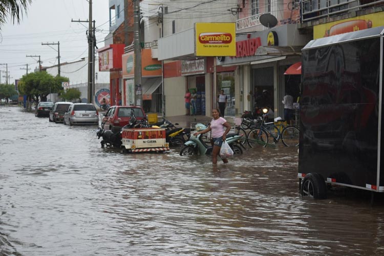 Chuva forte causa alagamentos na cidade de Ibotirama
