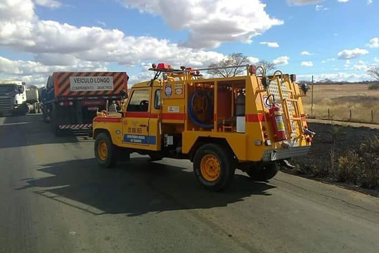 Carreta bitrem com placa de Brumado pega fogo na BR-030 em Guanambi