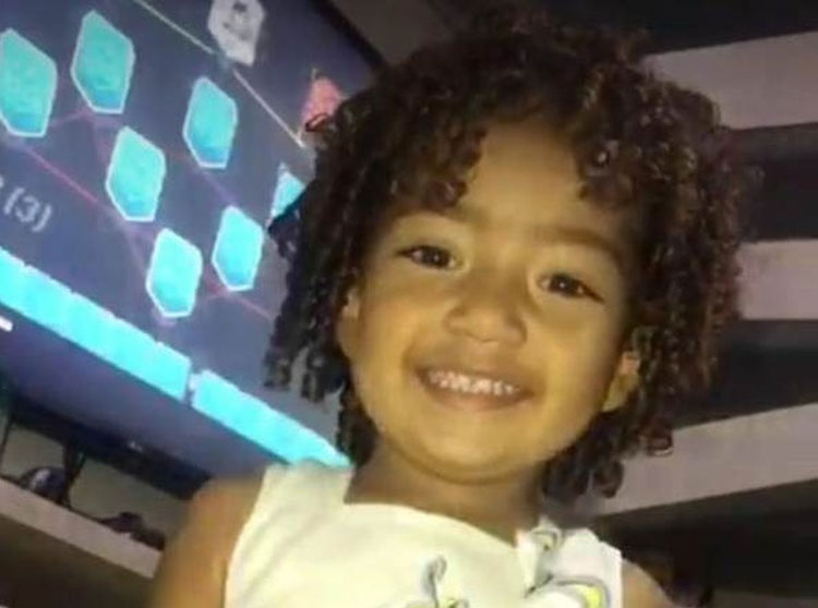 Garotinha de 2 anos é morta com tiro ao voltar de mercado com a mãe em Feira de Santana