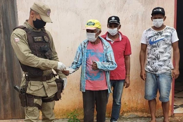Ibicoara: PM distribui máscaras e frutas na região de Pau Ferrado e Capão da Volta